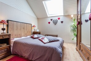 Room - Guest Room “La Rose Trémière” with Shared Terrace, Garden, and Wi-Fi (Wintzenheim-Kochersberg)