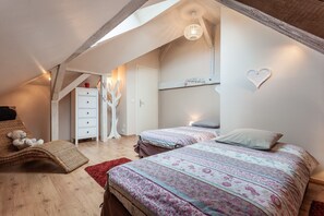Room - Guest Room “La Rose Trémière” with Shared Terrace, Garden, and Wi-Fi (Wintzenheim-Kochersberg)