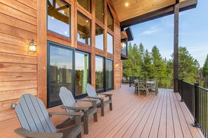 Outdoor dining - 2 Luxury Lodges on 85 Acres Near YNP | Sleeps 40 (Island Park)