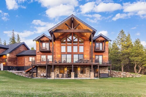 2 Luxury Lodges on 85 Acres Near YNP | Sleeps 40