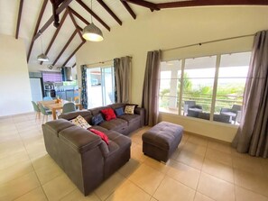 TV, books - Upper Floor Villa  (sleeps 10) • Panoramic View & Pool (Rivière-Salée)