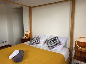 Tabla de planchar con plancha, cuna de viaje, wifi y ropa de cama 