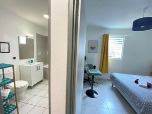 Tabla de planchar con plancha, cuna de viaje, wifi y ropa de cama 