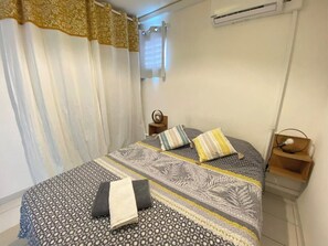 Tabla de planchar con plancha, cuna de viaje, wifi y ropa de cama 