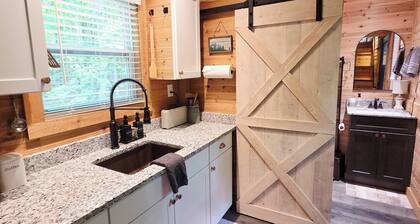 The Campfire Cottage-Cozy, Secluded Tiny Home in Mentone, AL