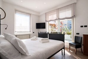 Zimmersafe, Schreibtisch, Bügeleisen/Bügelbrett, Reisekinderbett