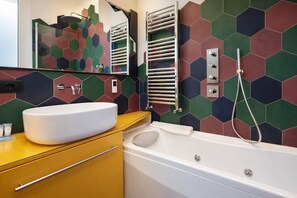 Dusche, Haartrockner, Bidet, Handtücher