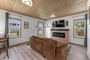 TV, fireplace - Downtown Sioux Falls Shacks l The Lumber House (Sioux Falls)