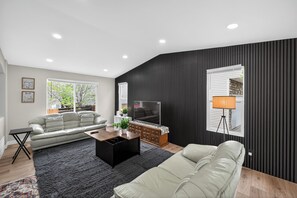 Smart TV - Spacious 4-bedroom house in Aurora, Colorado, United States (Aurora)