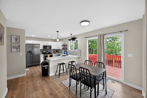 Private kitchen - Spacious 4-bedroom house in Aurora, Colorado, United States (Aurora)