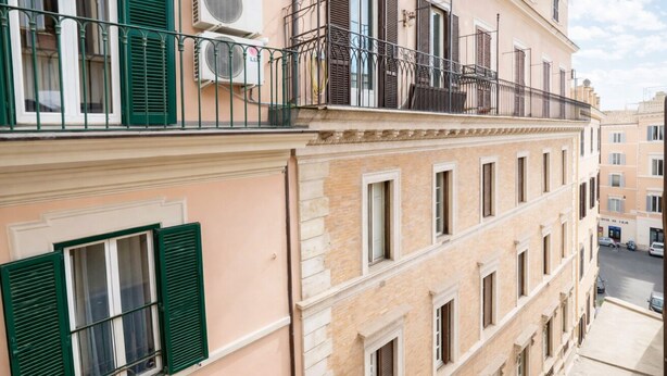 A multi-story building with balconies, windows with shutters, and an air conditioning unit. - Elegantis Pantheon Suite near Piazza Navona - Historic Centre (Roma)