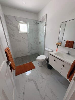 Shower, hair dryer, towels, soap - Beautiful Modern Coral Apartment near the beach, w/rooftop terrace for relaxing. (Choc)