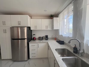 Private kitchen - Beautiful Modern Coral Apartment near the beach, w/rooftop terrace for relaxing. (Choc)