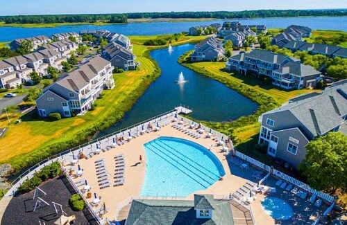 3 Mi to Fenwick | Pool, Pickleball & Water Views
