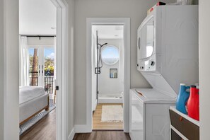 Room - Coastal 2BR/2BA | 3 Blocks to the Beach | Free Parking (Long Beach)