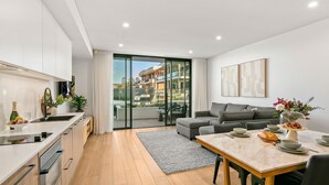 Un apartamento moderno con cocina, comedor y balcón con vistas.
