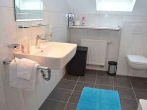 Haartrockner, Handtücher, Seife, Toilettenpapier