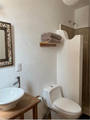 Comfort-Doppelzimmer, Stadtblick | Badezimmer | Haartrockner, Seife, Shampoo, Toilettenpapier