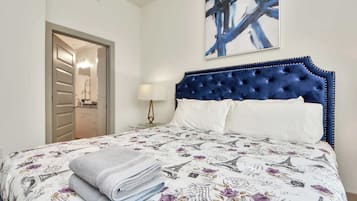 Desk, iron/ironing board, WiFi, bed sheets