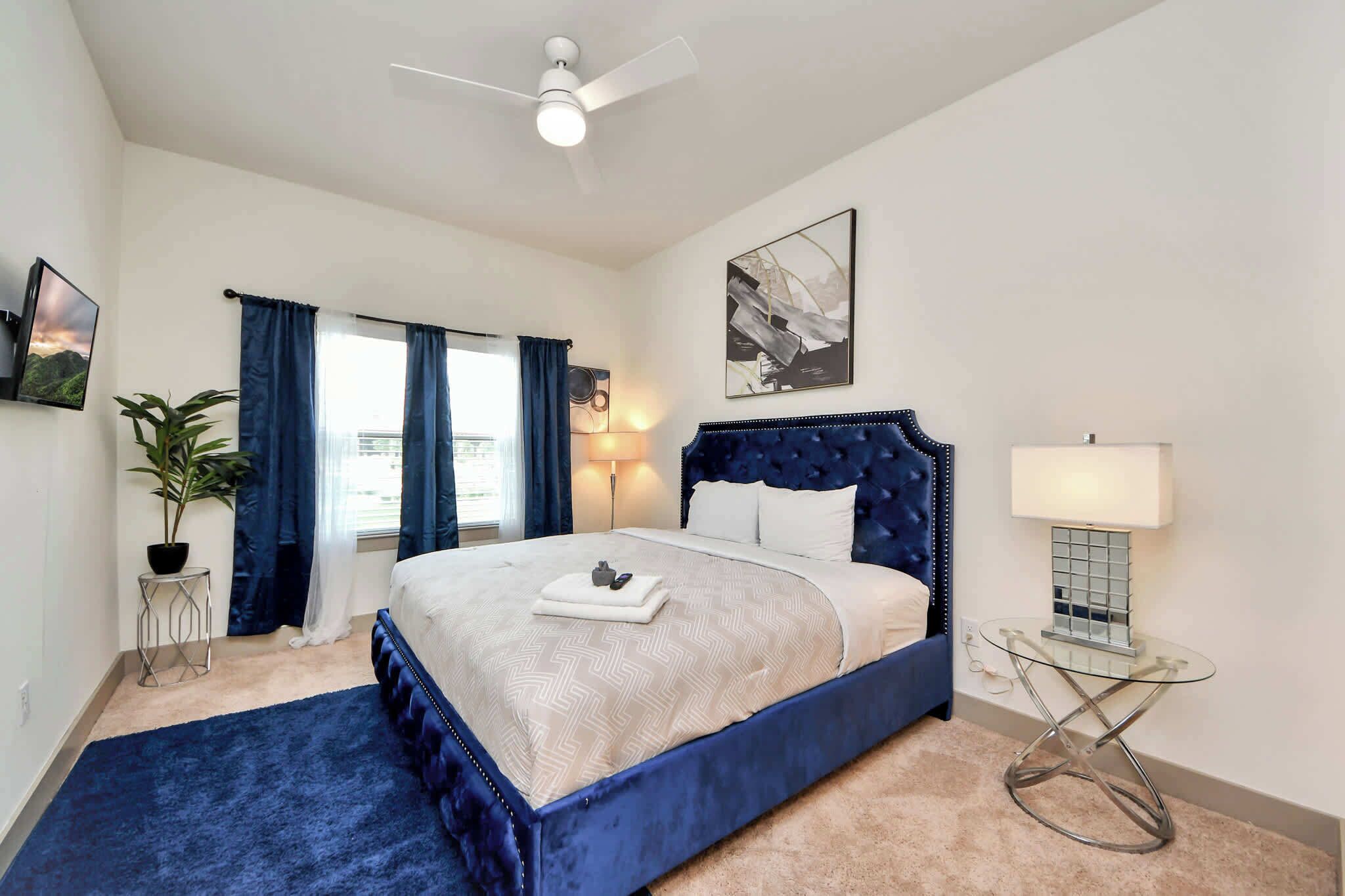 Desk, iron/ironing board, WiFi, bed sheets