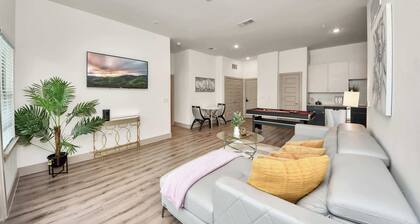 Family-Friendly Houston Apartment: Game Room, Pool & King Beds!