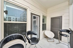 Property grounds - Houston luxury apartment: Pool, gym, game room, and a rooftop deck! (Houston)