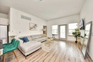TV - Houston luxury apartment: Pool, gym, game room, and a rooftop deck! (Houston)