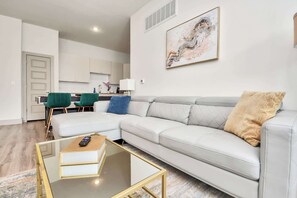 TV - Houston luxury apartment: Pool, gym, game room, and a rooftop deck! (Houston)