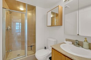 Bathroom - CN Tower View - 3BR - 1 min to MTCC/Rogers Centre (Toronto)