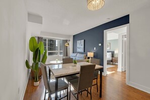 Dining - CN Tower View - 3BR - 1 min to MTCC/Rogers Centre (Toronto)
