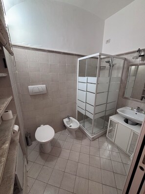 Shower, hair dryer, bidet, towels - Monteverde/Gianicolo just a few minutes from Trastevere, posh, elegant neighborhood. (Roma)