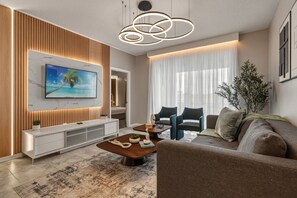 TV, offices - 3121 Modern Condo Near Disney | Storey Lake Resort (Kissimmee)