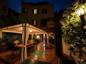 Outdoor dining - Veronica Suite - Luxury Historic Apartment w/Terrace (Roma)