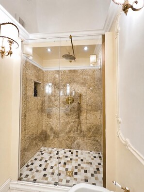 Shower, eco-friendly toiletries, hair dryer, bidet - Veronica Suite - Luxury Historic Apartment w/Terrace (Roma)