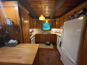 Private kitchen - Magical 4-bed, Three-Level Log Cabin in Val-David - perfect for your getaway (Val-David)