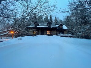 Exterior - Magical 4-bed, Three-Level Log Cabin in Val-David - perfect for your getaway (Val-David)