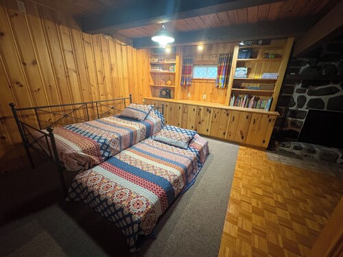 Magical 4-bed, Three-Level Log Cabin in Val-David - perfect for your getaway
