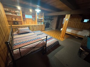 Room - Magical 4-bed, Three-Level Log Cabin in Val-David - perfect for your getaway (Val-David)