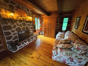 Living area - Magical 4-bed, Three-Level Log Cabin in Val-David - perfect for your getaway (Val-David)
