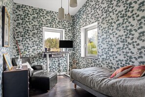 Iron/ironing board, free WiFi, bed sheets, wheelchair access