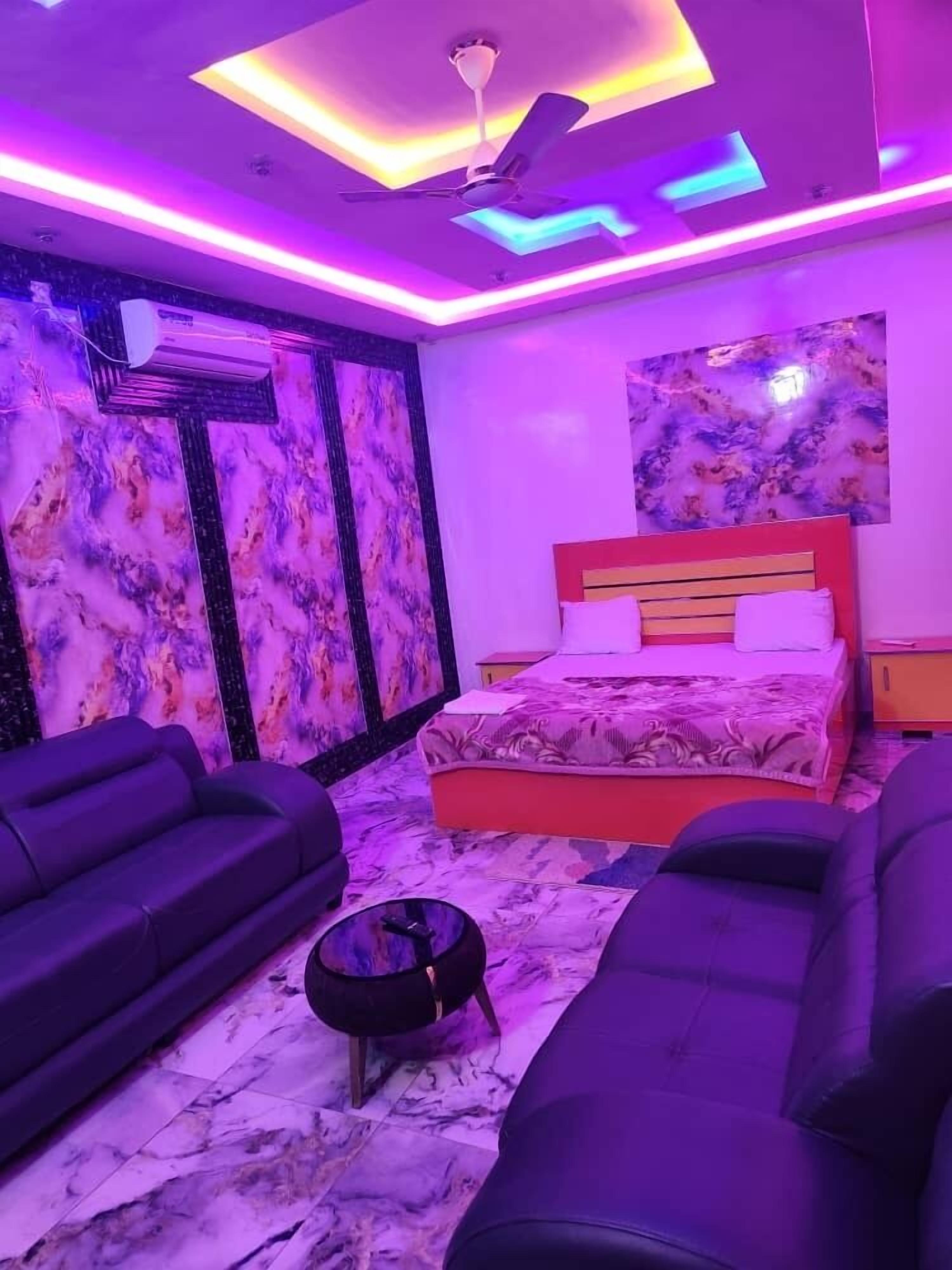 Luxury Studio Suite, Pool View | Desk, free WiFi