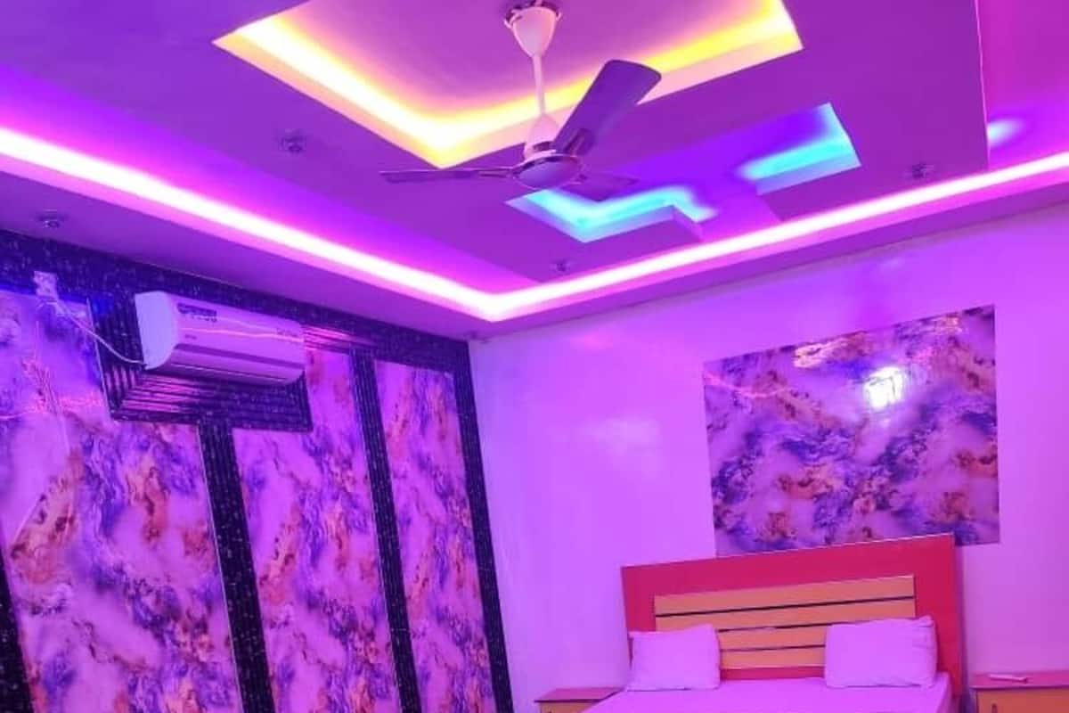 Luxury Studio Suite, Pool View | Desk, free WiFi