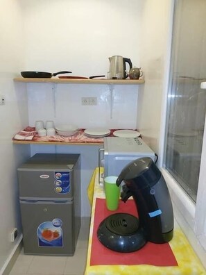 Mini-Kühlschrank, Mikrowelle, Herdplatte, Kochgeschirr/Geschirr/Besteck