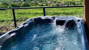 Ein Whirlpool mit Blick auf einen See und Berge.