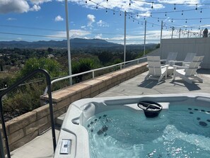 Outdoor spa tub - Jacuzzi View Destination Home (Thousand Oaks)