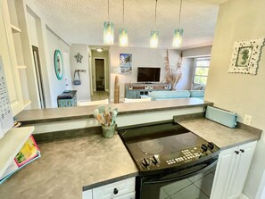 Private kitchen - Coastal Retreat - Breezy and Bright - Bike to St. Pete Beach (St. Petersburg)
