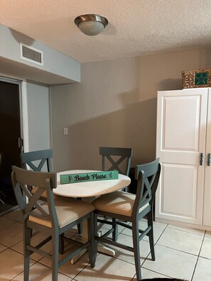 Dining - Coastal Retreat - Breezy and Bright - Bike to St. Pete Beach (St. Petersburg)