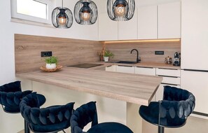 Kühlschrank, Ofen, Geschirrspüler, Wasserkocher mit Kaffee-/Teezubehör