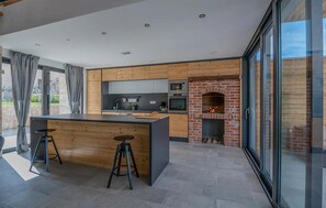 Kühlschrank, Mikrowelle, Herdplatte, Geschirrspüler
