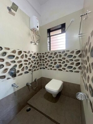 Shower, towels, soap, shampoo - Scarlet Stays (Alibag)